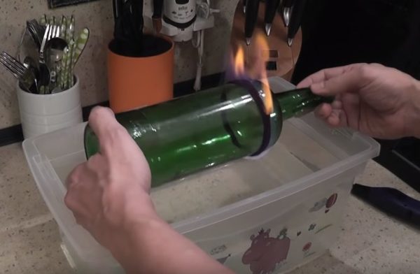 Бутылку вращают, чтобы она прогрелась