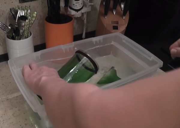Прогретую бутылку окунули в воду