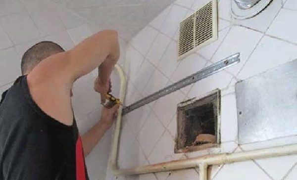 Она прикручивается к стене с помощью шурупов больших саморезов под пластмассовые дюбели