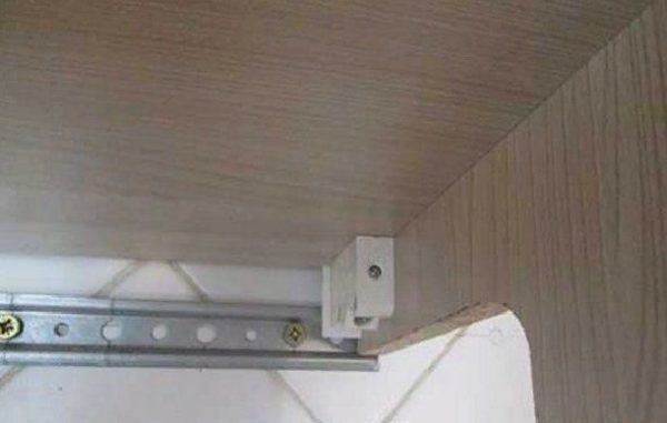 Последним этапом нам останется зацепить крючки навесов за края монтажной планки
