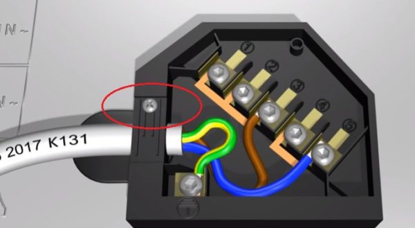 Для фиксации провода необходимо закрутить болтик