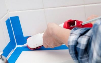 Герметики довольно часто используются в ванных комнатах для заделки стыков, так как они влагоустойчивы