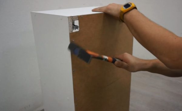 Крепление задней стенки шкафчика